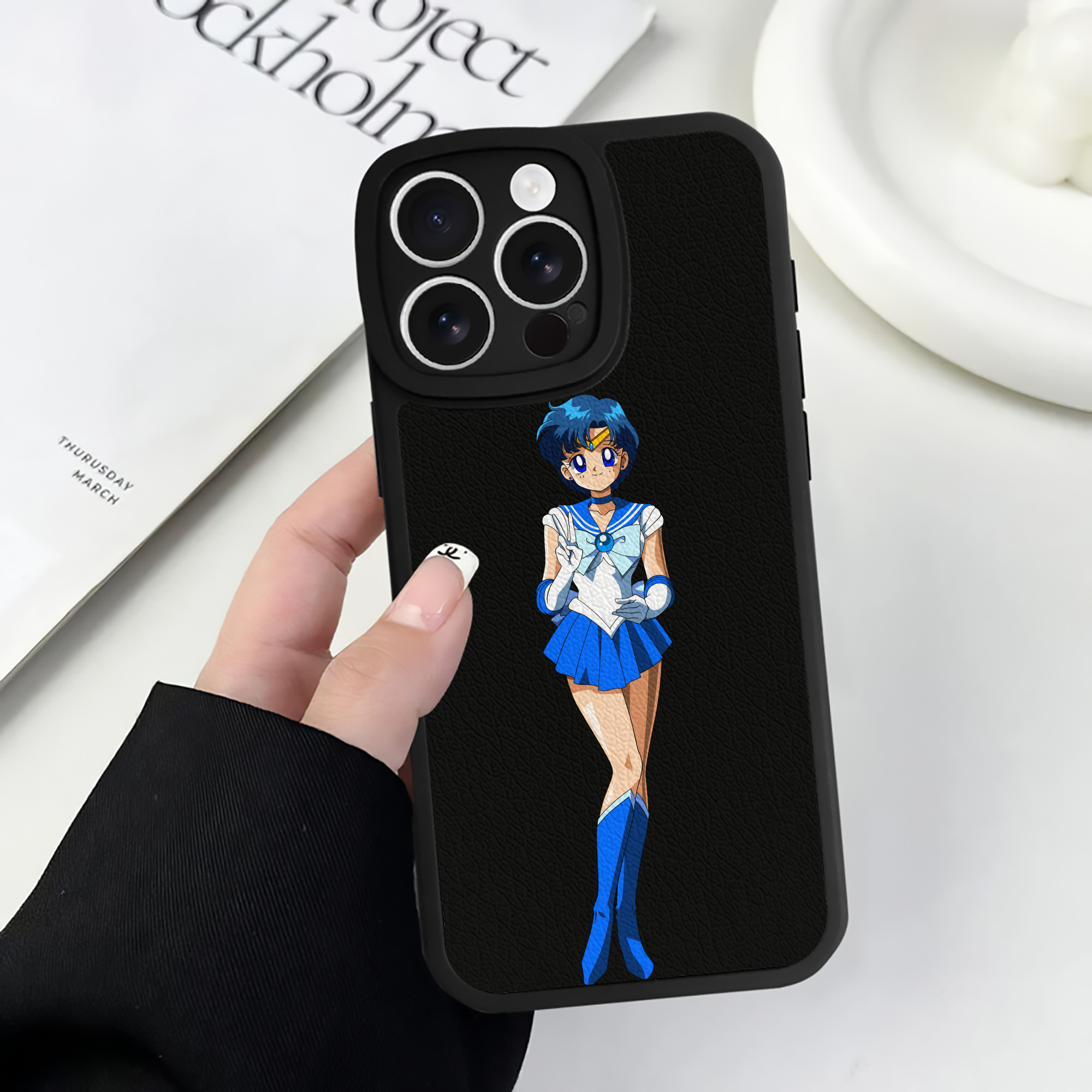 （画像用） 美少女戦士セーラームーン 水野 亜美 みずの あみ Sailor Moon Mizuno Ami 【iPhone 16シリーズ対応】シリコンスマホケース（レザー調） 材質：シリコン